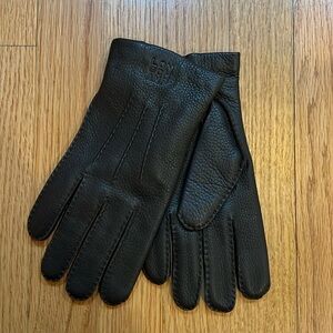 Longchamp Pebble Leather Gloves
Great Gift 🎁🎁🎁
